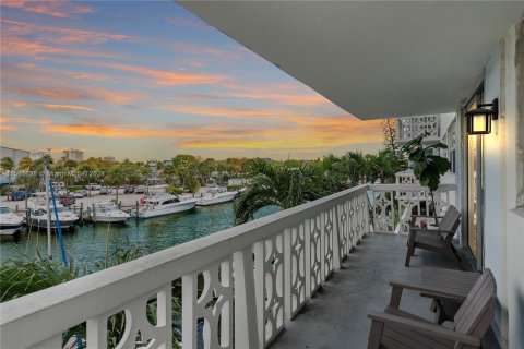 Condominio en venta en North Miami, Florida, 2 dormitorios, 101.82 m2 № 1117235 - foto 2
