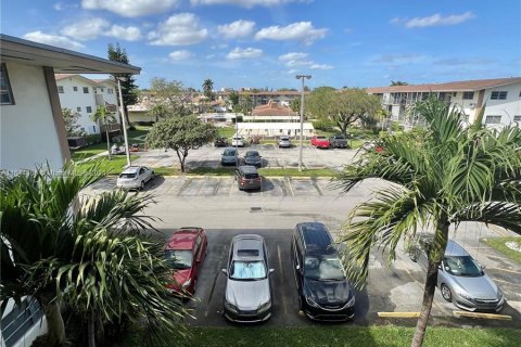 Condo in Miami, Florida, 1 bedroom  № 1330099 - photo 27