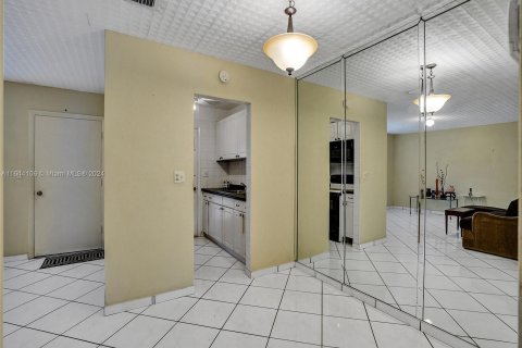 Condo in Miami, Florida, 1 bedroom  № 1330099 - photo 14