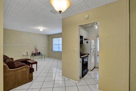 Condo in Miami, Florida, 1 bedroom  № 1330099 - photo 15