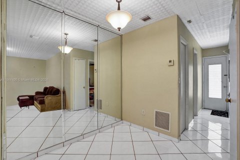 Condo in Miami, Florida, 1 bedroom  № 1330099 - photo 13