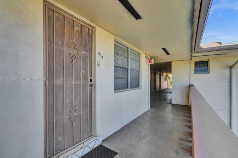 Condo in Miami, Florida, 1 bedroom  № 1330099 - photo 21