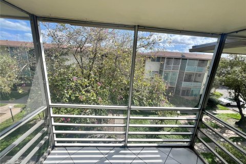 Condo in Miami, Florida, 1 bedroom  № 1330099 - photo 28