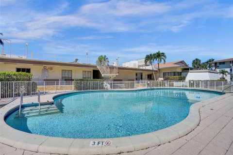 Condo in Miami, Florida, 1 bedroom  № 1330099 - photo 24