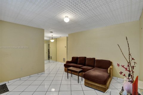 Condo in Miami, Florida, 1 bedroom  № 1330099 - photo 11