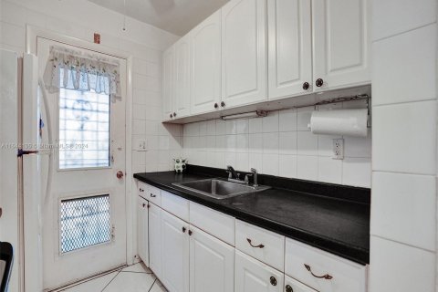 Condo in Miami, Florida, 1 bedroom  № 1330099 - photo 17