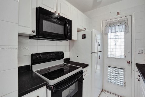 Condo in Miami, Florida, 1 bedroom  № 1330099 - photo 16