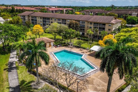 Condo in Pembroke Pines, Florida, 1 bedroom  № 1096715 - photo 3