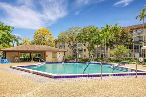 Condo in Pembroke Pines, Florida, 1 bedroom  № 1096715 - photo 15