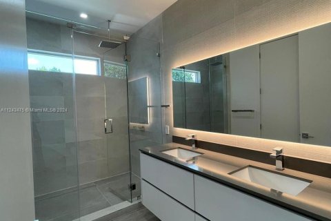 Townhouse in Miami, Florida 4 bedrooms, 236.9 sq.m. № 31827 - photo 17