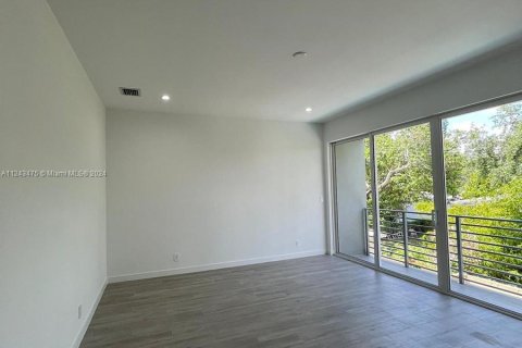 Townhouse in Miami, Florida 4 bedrooms, 236.9 sq.m. № 31827 - photo 18