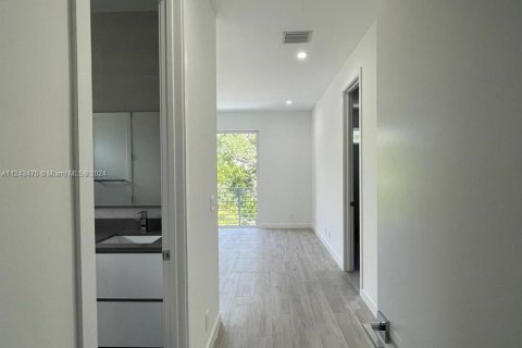 Townhouse in Miami, Florida 4 bedrooms, 236.9 sq.m. № 31827 - photo 19