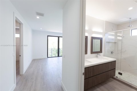 Townhouse in Miami, Florida 4 bedrooms, 236.9 sq.m. № 31827 - photo 4