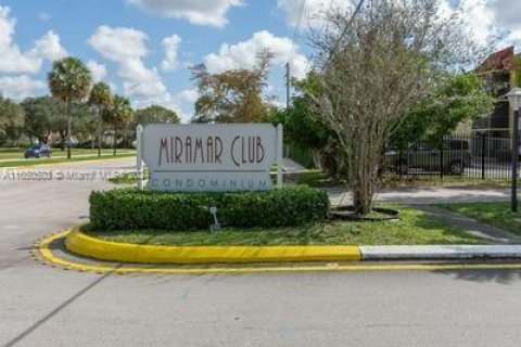 Copropriété à vendre à Miramar, Floride: 2 chambres, 76.18 m2 № 1332535 - photo 1