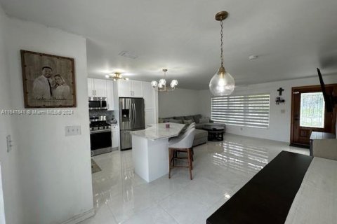 House in Miami, Florida 3 bedrooms, 102.19 sq.m. № 1330472 - photo 4