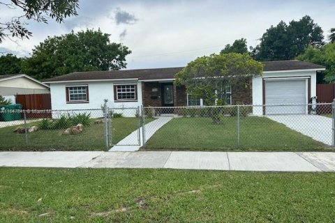 House in Miami, Florida 3 bedrooms, 102.19 sq.m. № 1330472 - photo 1