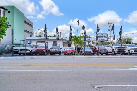 Propiedad comercial en venta en Miami, Florida № 1330422 - foto 1