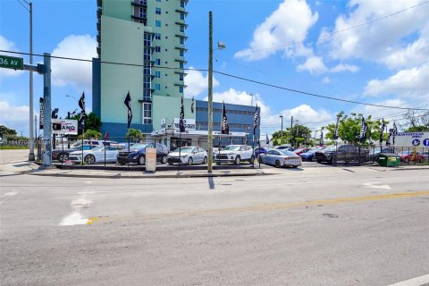 Propiedad comercial en venta en Miami, Florida № 1330422 - foto 3