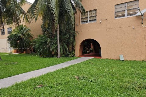 Condo in Hialeah, Florida, 1 bedroom  № 1330384 - photo 2