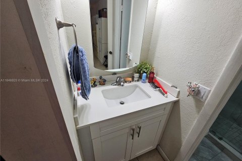 Condo in Hialeah, Florida, 1 bedroom  № 1330384 - photo 12