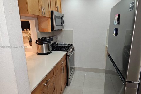 Condo in Hialeah, Florida, 1 bedroom  № 1330384 - photo 9