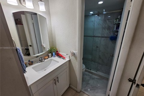 Condo in Hialeah, Florida, 1 bedroom  № 1330384 - photo 11