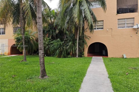 Condo in Hialeah, Florida, 1 bedroom  № 1330384 - photo 1