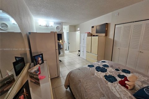 Condo in Hialeah, Florida, 1 bedroom  № 1330384 - photo 17