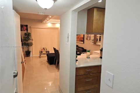 Condo in Hialeah, Florida, 1 bedroom  № 1330384 - photo 8