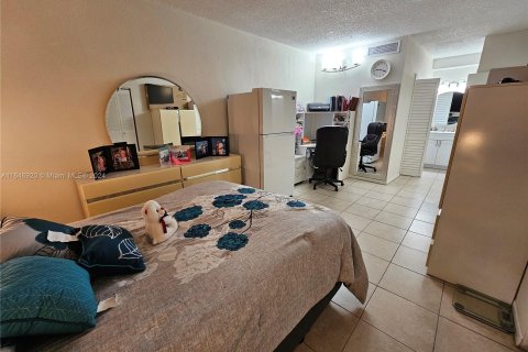 Condo in Hialeah, Florida, 1 bedroom  № 1330384 - photo 18