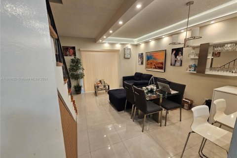 Condo in Hialeah, Florida, 1 bedroom  № 1330384 - photo 5