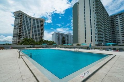 Condo in Miami Beach, Florida, 1 bedroom  № 1385810 - photo 10