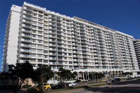 Condo in Miami Beach, Florida, 1 bedroom  № 1385810 - photo 11