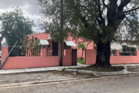 House in Miami, Florida 3 bedrooms, 102.19 sq.m. № 1094740 - photo 2