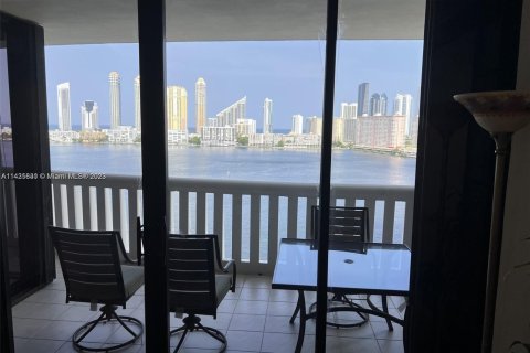 Condo in Aventura, Florida, 2 bedrooms  № 674539 - photo 22