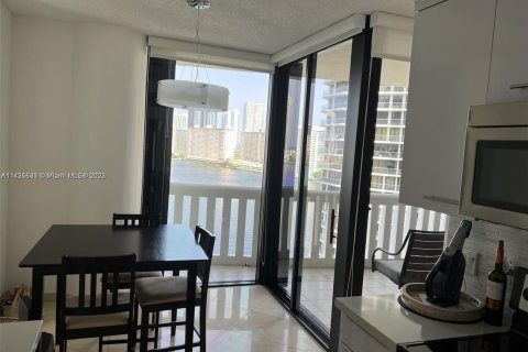 Condo in Aventura, Florida, 2 bedrooms  № 674539 - photo 10