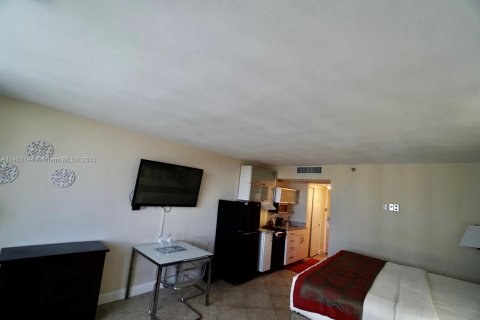 Hotel in Sunny Isles Beach, Florida 33.44 sq.m. № 549534 - photo 10