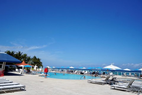Hotel en venta en Sunny Isles Beach, Florida, 33.44 m2 № 549534 - foto 3