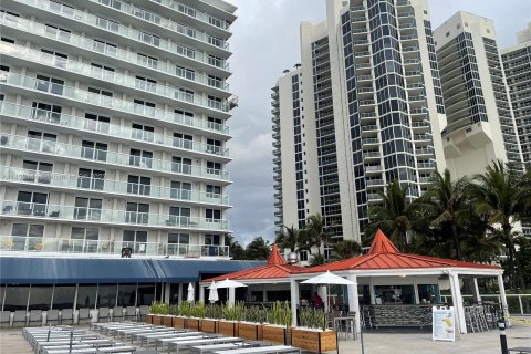 Hotel in Sunny Isles Beach, Florida 33.44 sq.m. № 549534 - photo 2