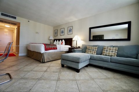 Hotel in Sunny Isles Beach, Florida 33.44 sq.m. № 549534 - photo 9
