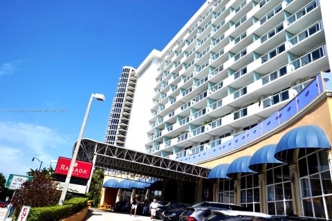 Hotel en venta en Sunny Isles Beach, Florida, 33.44 m2 № 549534 - foto 1