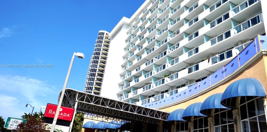 Hotel in Sunny Isles Beach, Florida 33.44 sq.m. № 549534