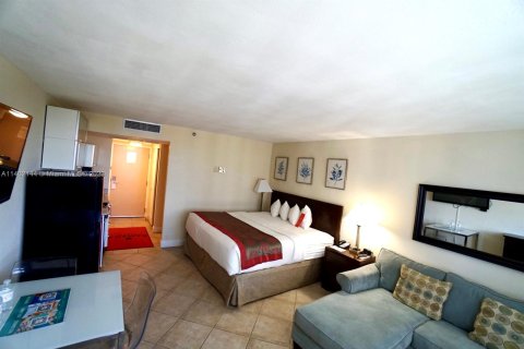 Hotel in Sunny Isles Beach, Florida 33.44 sq.m. № 549534 - photo 11