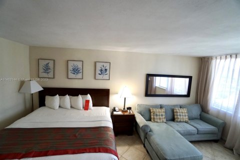 Hotel in Sunny Isles Beach, Florida 33.44 sq.m. № 549534 - photo 12
