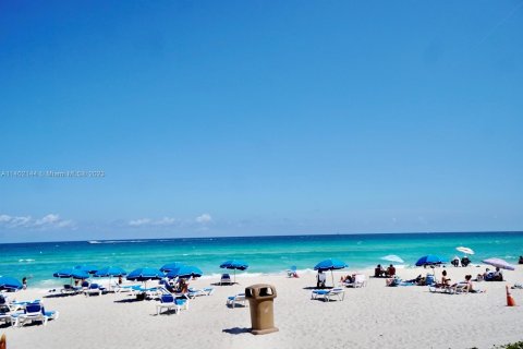 Hotel en venta en Sunny Isles Beach, Florida, 33.44 m2 № 549534 - foto 4