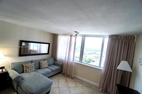 Hotel en venta en Sunny Isles Beach, Florida, 33.44 m2 № 549534 - foto 8