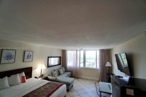 Hotel in Sunny Isles Beach, Florida 33.44 sq.m. № 549534 - photo 13