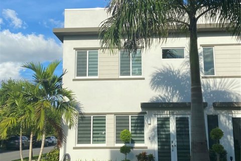 Townhouse in Doral, Florida 4 bedrooms, 221.01 sq.m. № 1217116 - photo 1