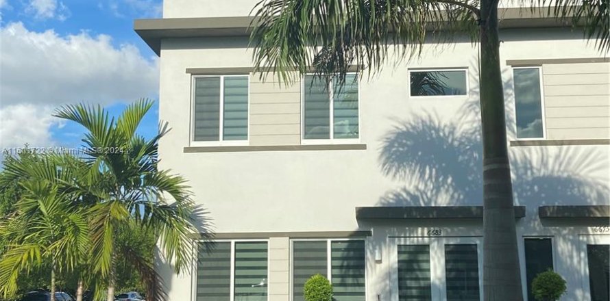 Townhouse in Doral, Florida 4 bedrooms, 221.01 sq.m. № 1217116