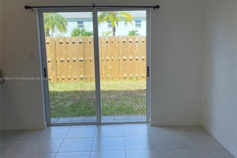 Adosado en venta en Homestead, Florida, 3 dormitorios, 137.77 m2 № 1328098 - foto 5